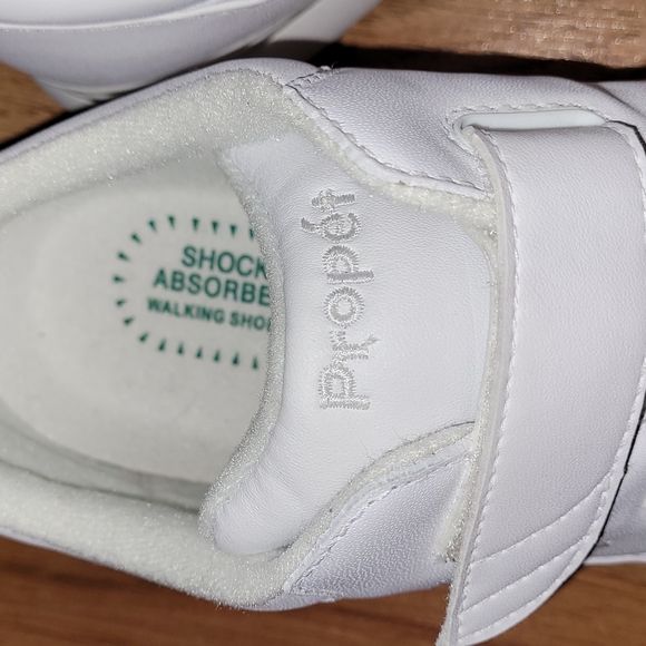 Propet tour walking  strap shoe in white. W3902. NWOT.  SIZE 6W - Picture 2 of 9